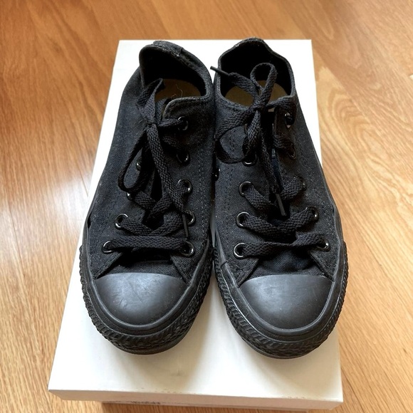 Women's Chuck Taylor All Star Low Top Sneakers
Size: Women- US 5/ Men - US3 - Picture 1 of 4